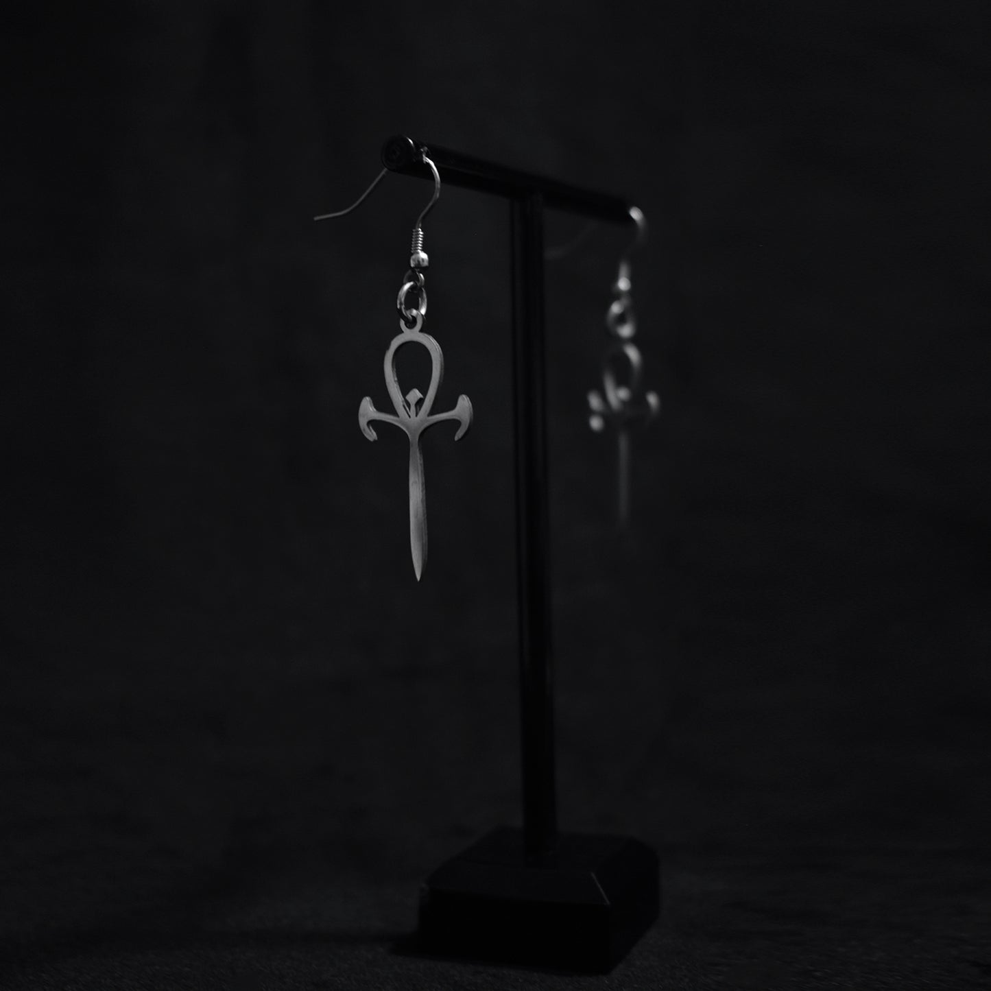 Pendientes Ankh Oscuro Minimal – Acero Inoxidable