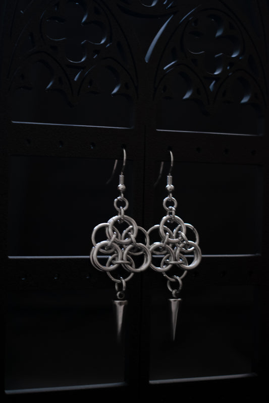 Pendiente rosa con espinas