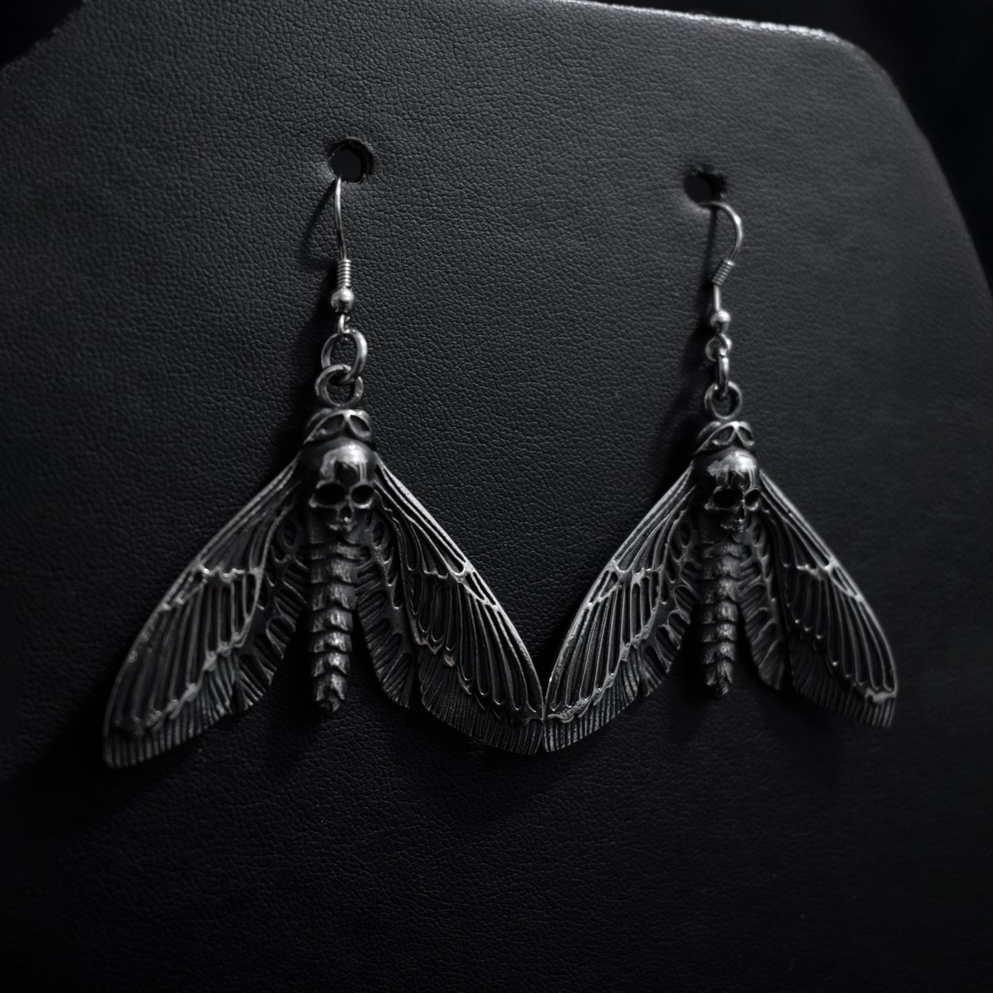 Pendientes Death Moth (Polilla de la Muerte)