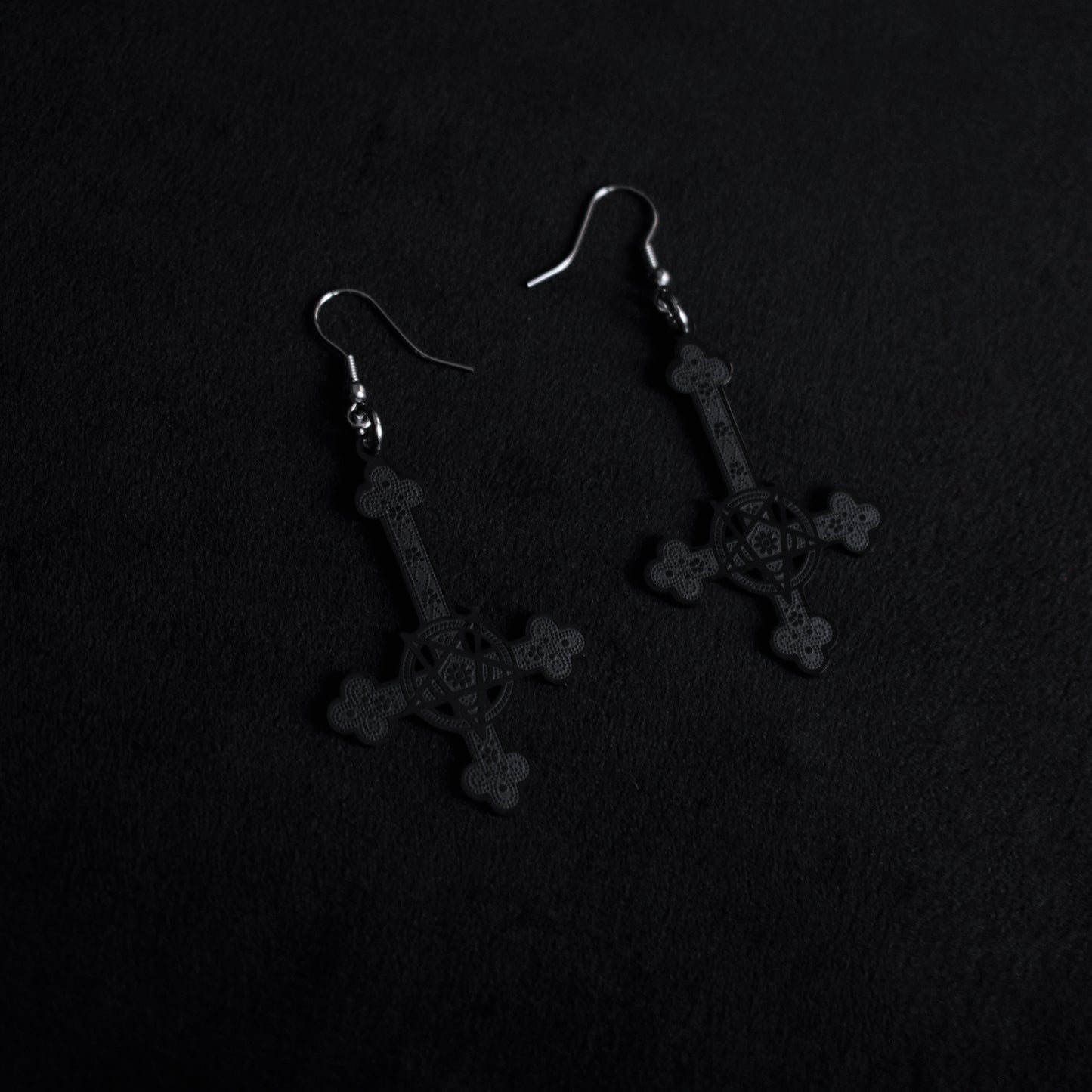 Pendientes Cruz Gótica con Sigilo Oculto – Acero Inoxidable