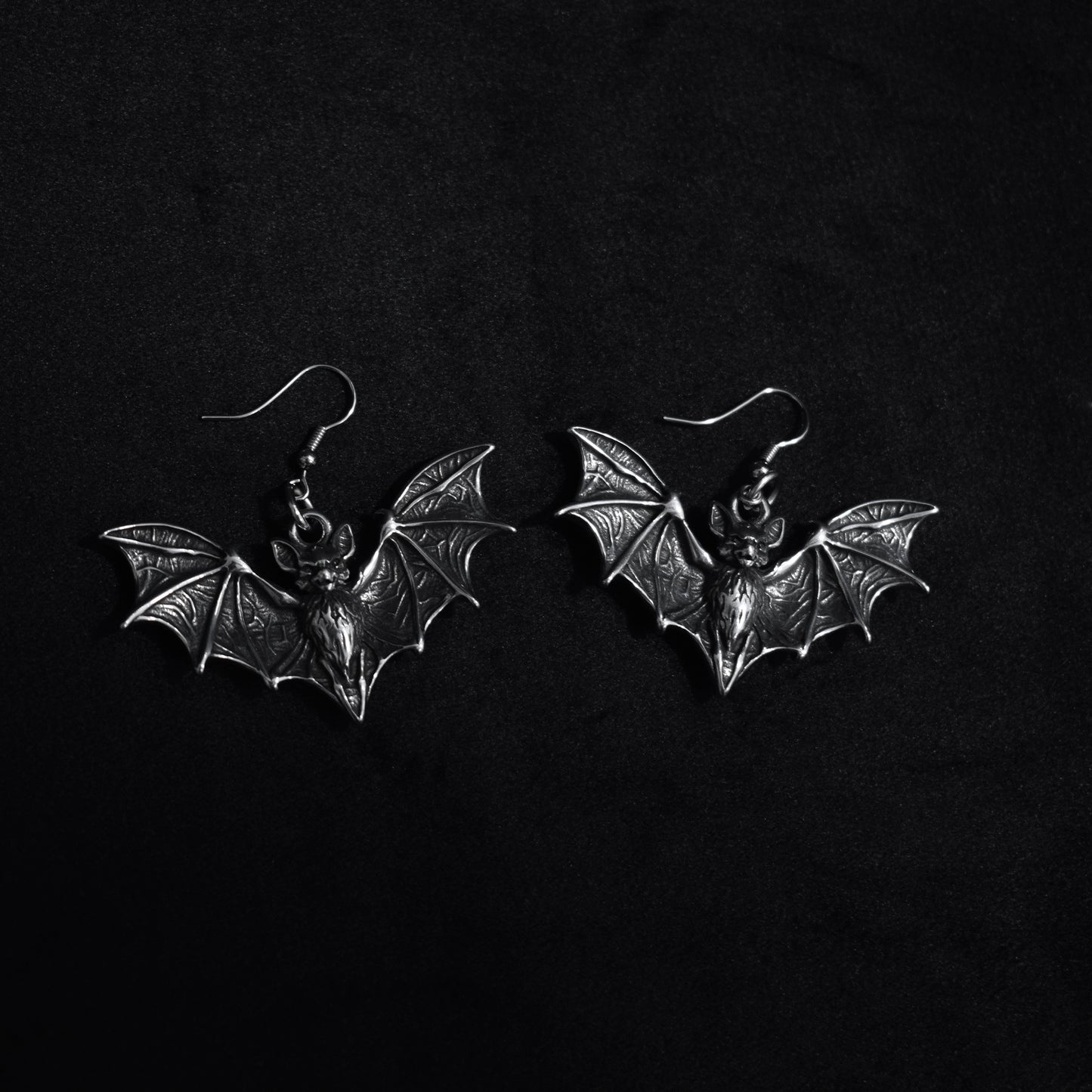 Nocturna Bat – Pendientes Góticos de Acero Inoxidable con Murciélago
