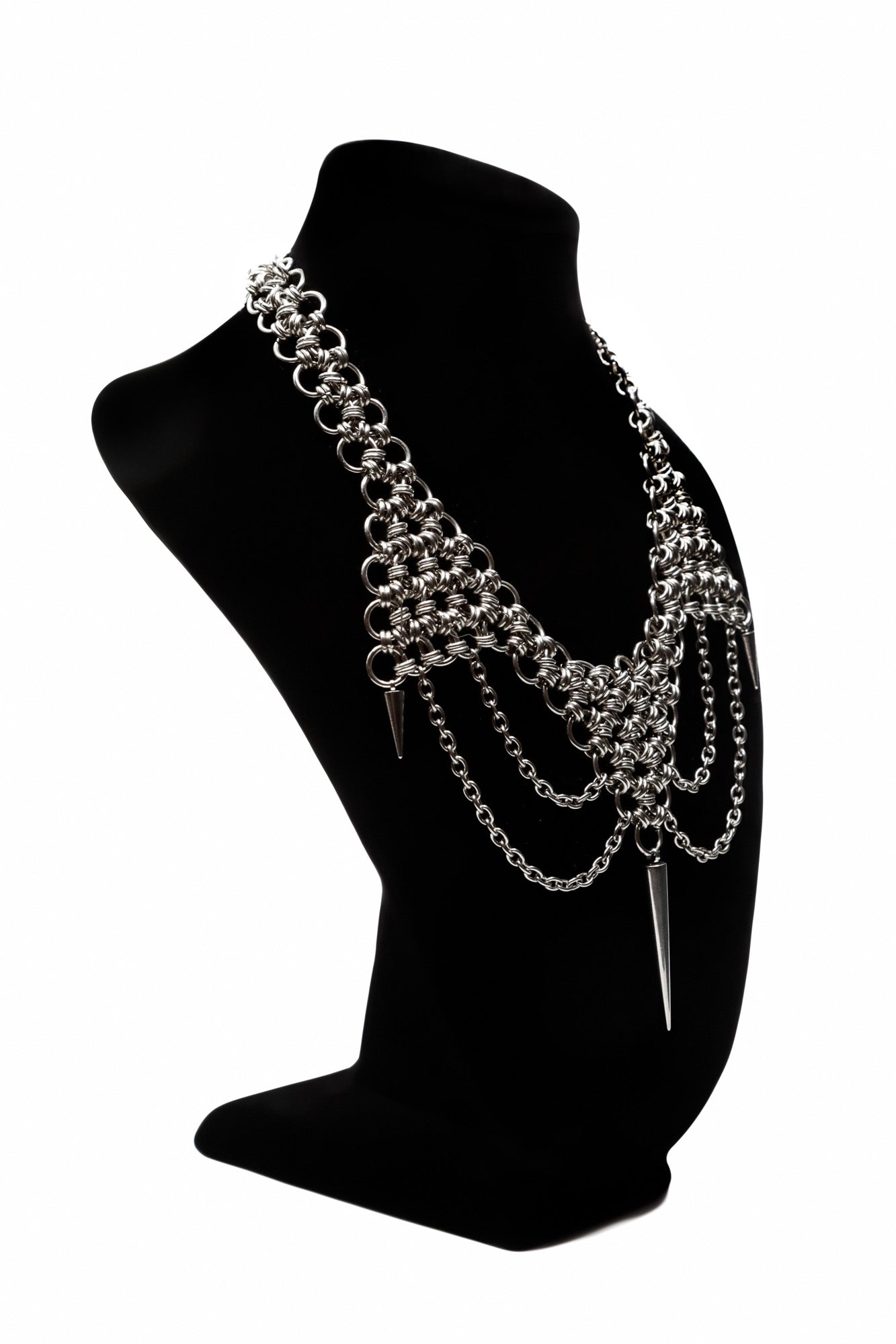 Collar de Malla Triangular con Cadenas