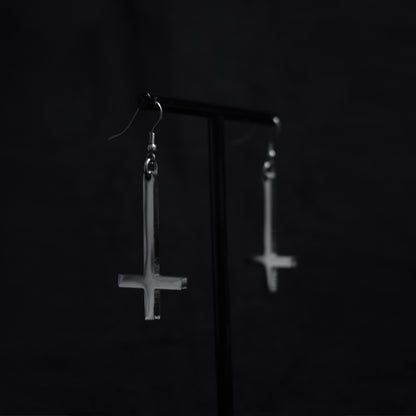 Pendientes Cruz Invertida Minimal – Acero Inoxidable | Estilo Gótico Dark