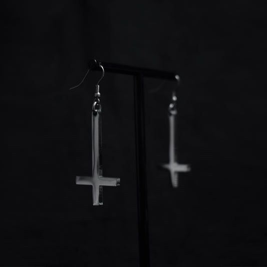 Pendientes Cruz Invertida Minimal – Acero Inoxidable | Estilo Gótico Dark