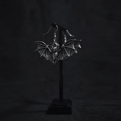 Nocturna Bat – Pendientes Góticos de Acero Inoxidable con Murciélago