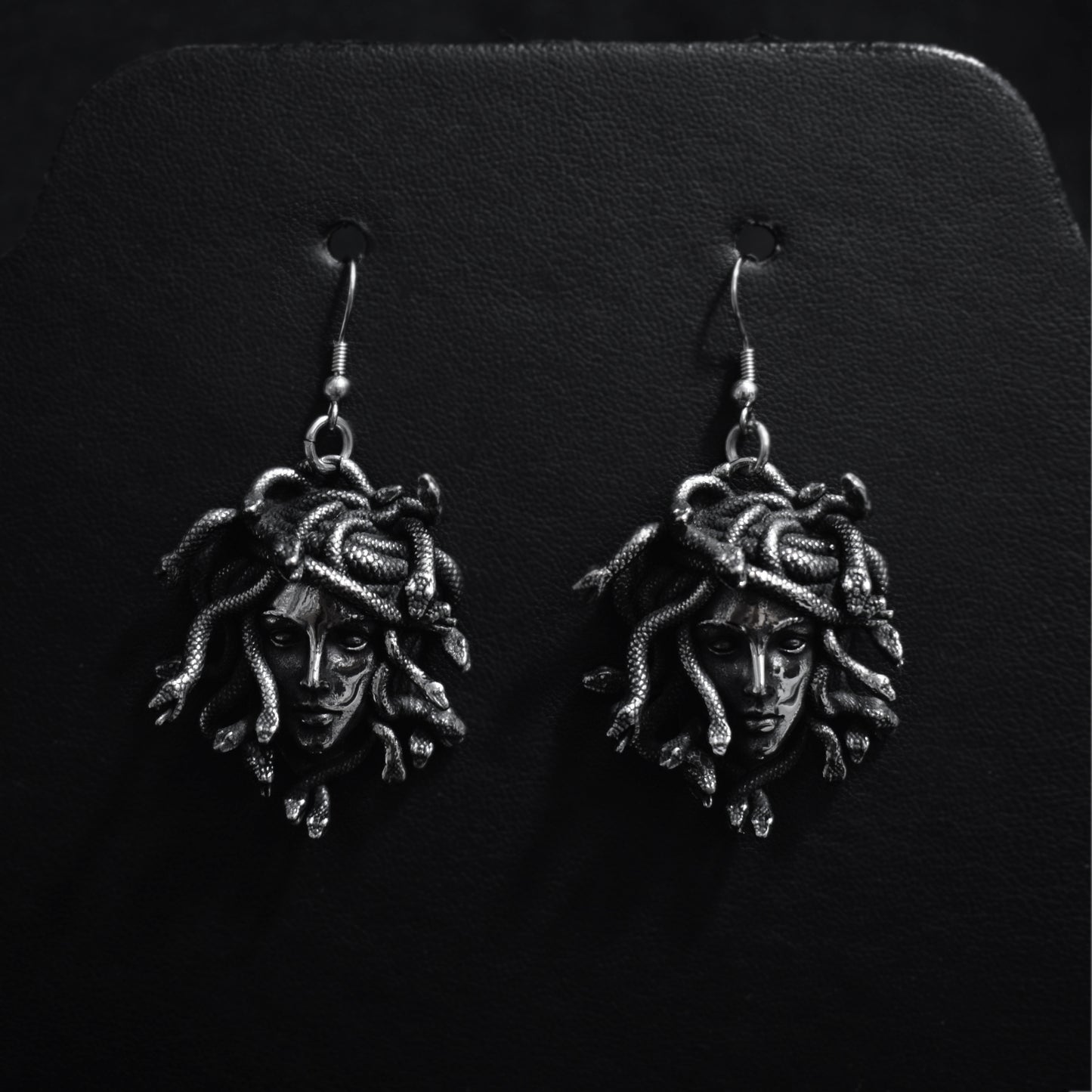 Pendientes Medusa Gótica – Acero Inoxidable | Estilo Dark Mitológico