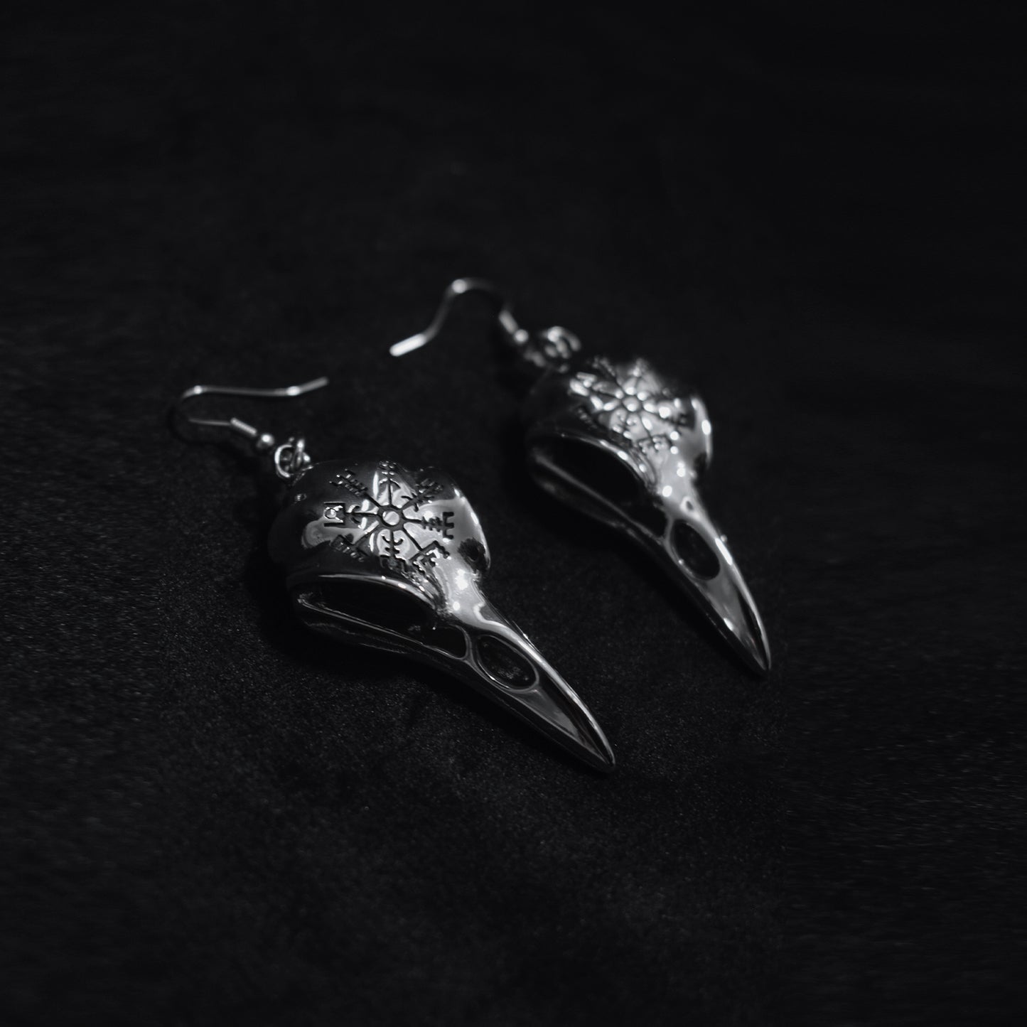 Pendientes Calavera de Cuervo Raven Sigil – Acero Inoxidable Gótico