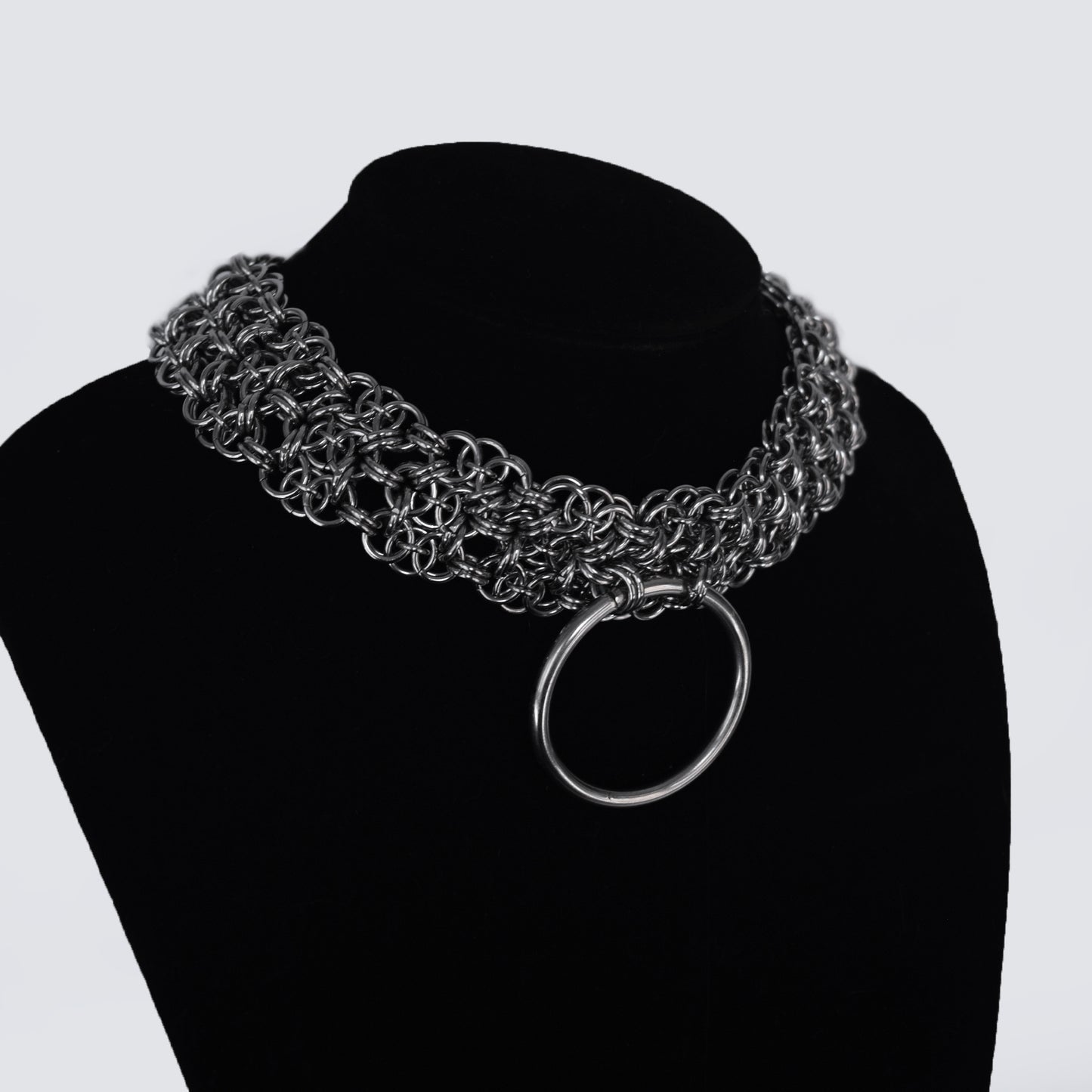 Dominion Trinity O-Ring – Collar Gótico de Acero Inoxidable con Triple Cadena Entrelazada
