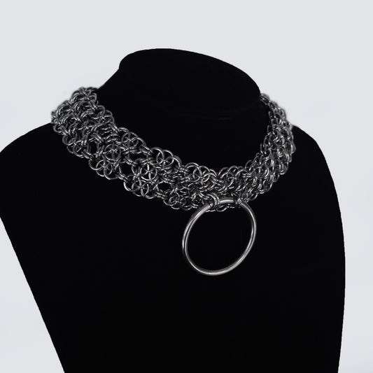 Dominion Trinity O-Ring – Collar Gótico de Acero Inoxidable con Triple Cadena Entrelazada