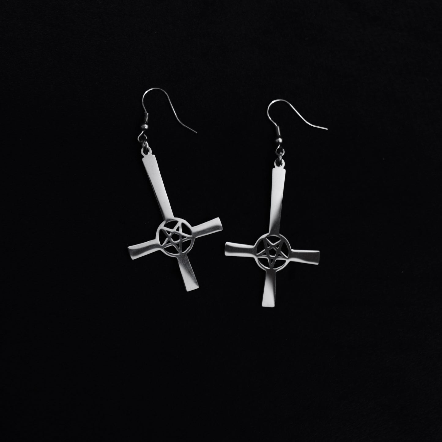 Pendientes Cruz Invertida Pentagrama – Acero Inoxidable | Estilo Gótico Oscuro