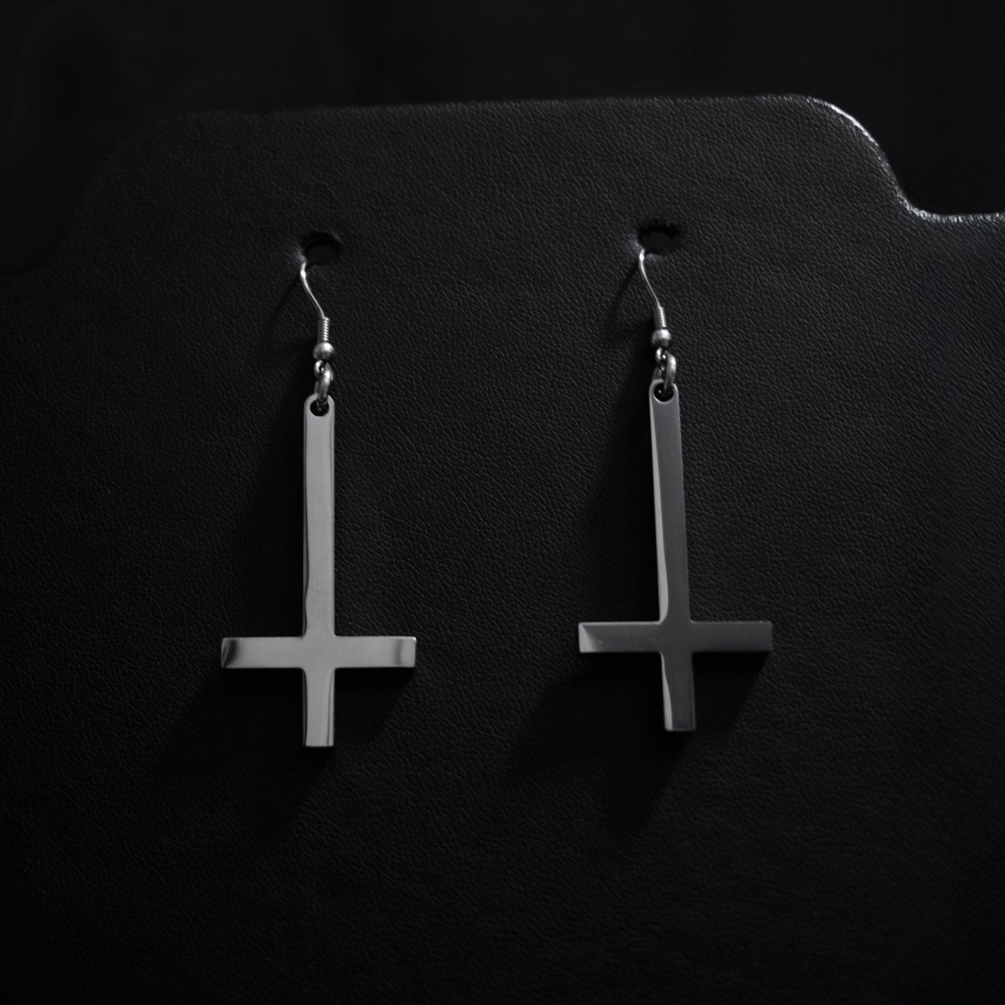 Pendientes Cruz Invertida Minimal – Acero Inoxidable | Estilo Gótico Dark