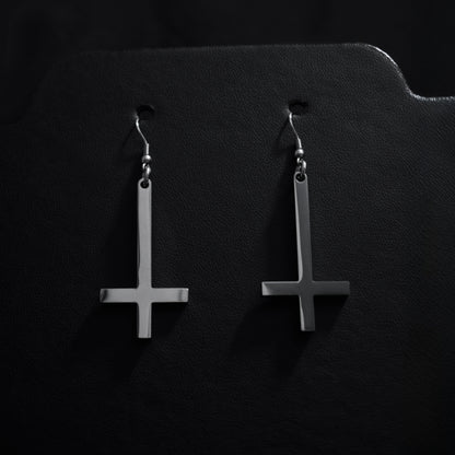 Pendientes Cruz Invertida Minimal – Acero Inoxidable | Estilo Gótico Dark