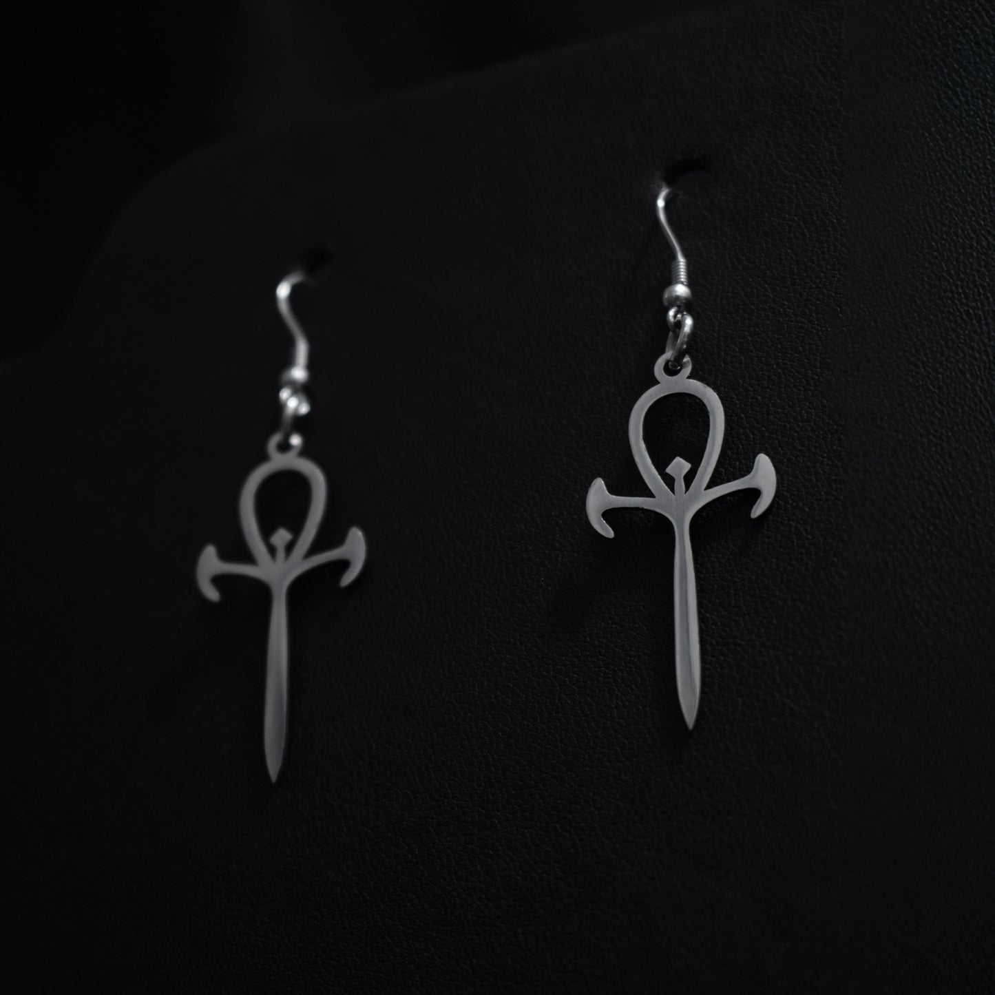 Pendientes Ankh Oscuro Minimal – Acero Inoxidable
