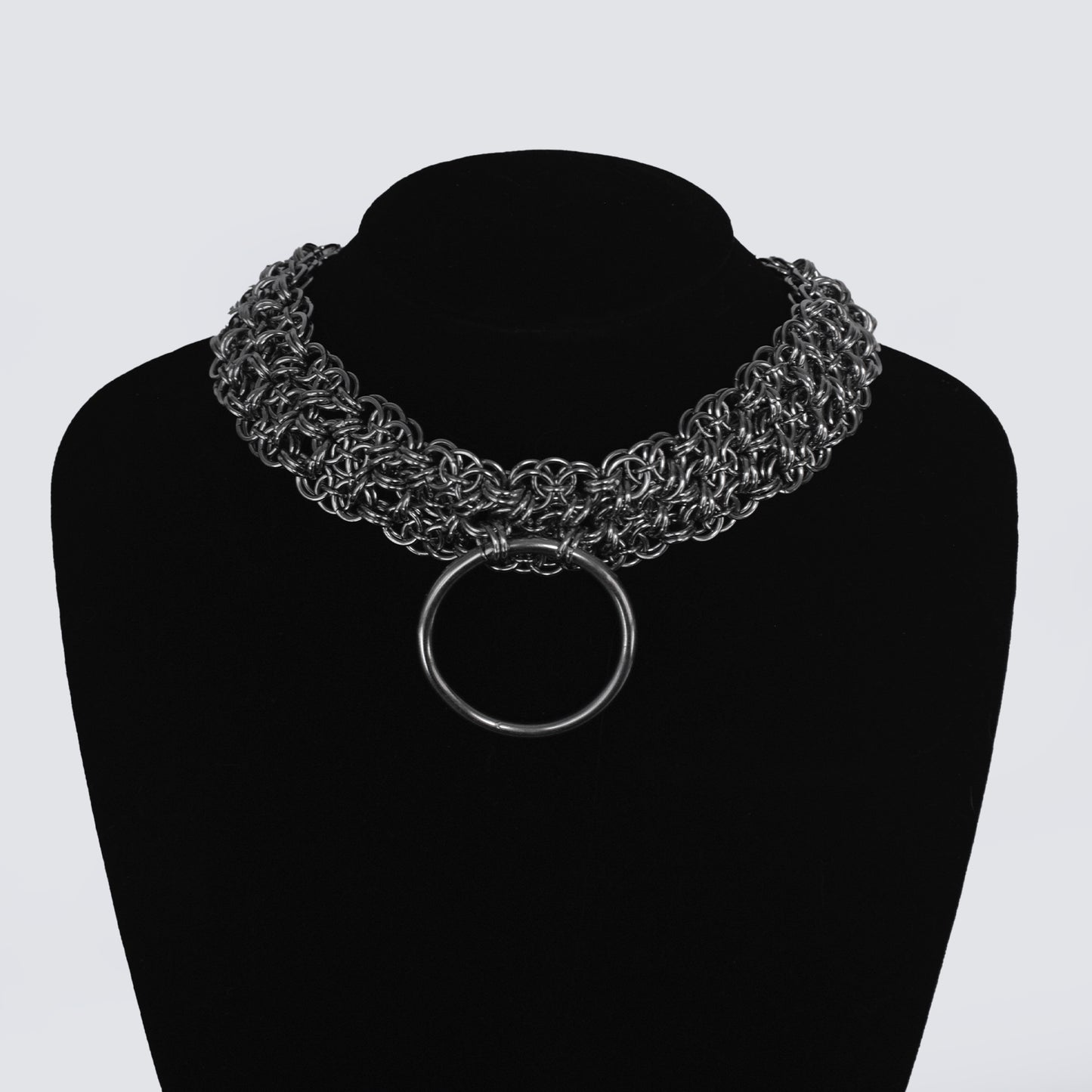 Dominion Trinity O-Ring – Collar Gótico de Acero Inoxidable con Triple Cadena Entrelazada
