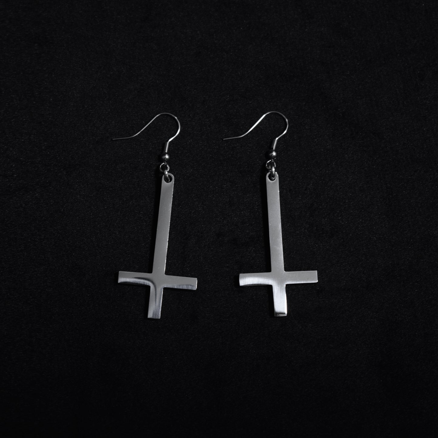 Pendientes Cruz Invertida Minimal – Acero Inoxidable | Estilo Gótico Dark