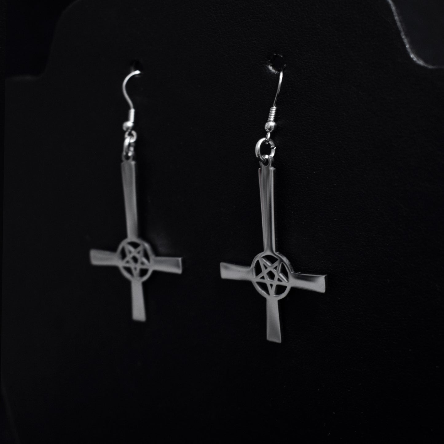 Pendientes Cruz Invertida Pentagrama – Acero Inoxidable | Estilo Gótico Oscuro