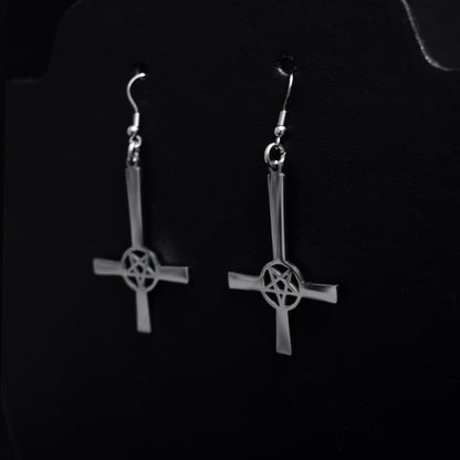 Pendientes Cruz Invertida Pentagrama – Acero Inoxidable | Estilo Gótico Oscuro