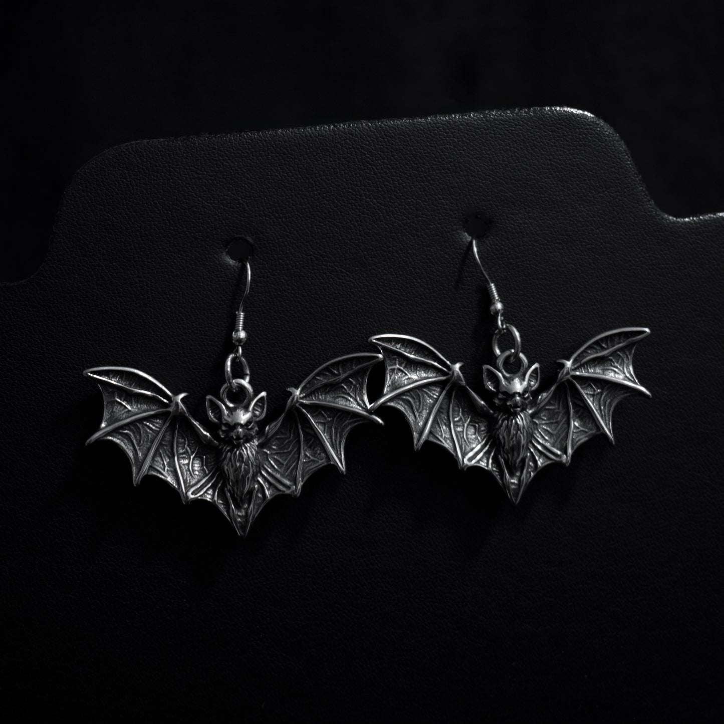 Nocturna Bat – Pendientes Góticos de Acero Inoxidable con Murciélago