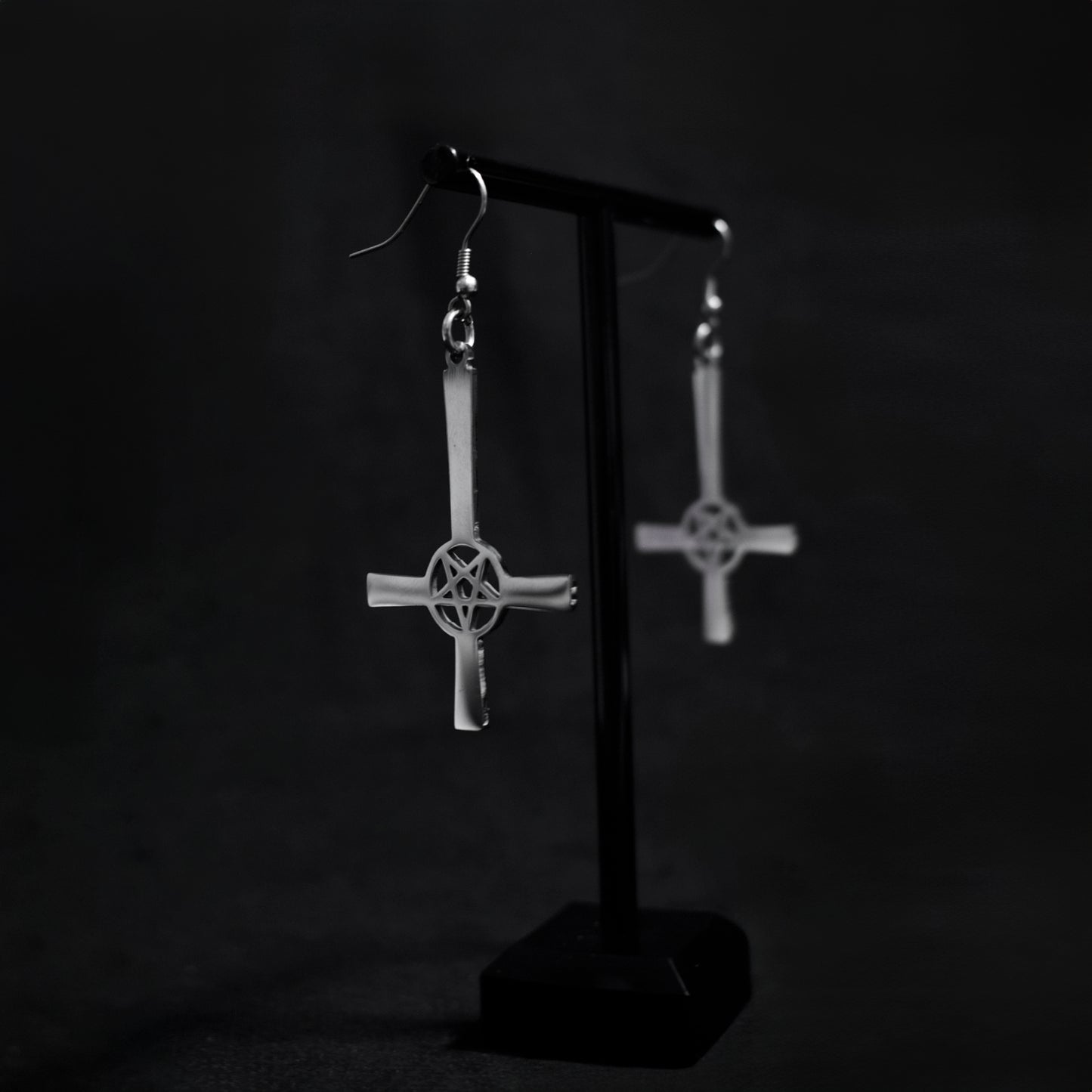 Pendientes Cruz Invertida Pentagrama – Acero Inoxidable | Estilo Gótico Oscuro