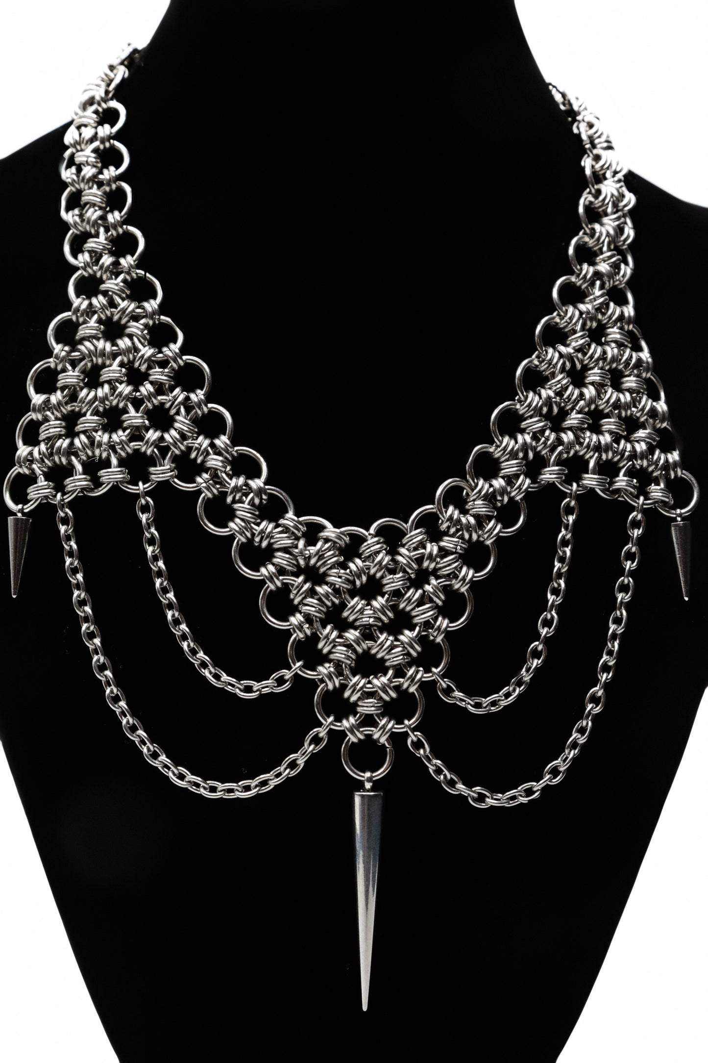 Collar de Malla Triangular con Cadenas