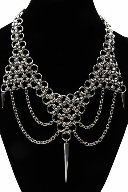 Collar de Malla Triangular con Cadenas