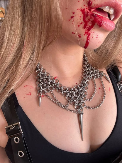 Collar de Malla Triangular con Cadenas