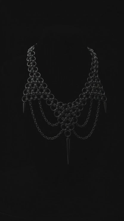 Collar de Malla Triangular con Cadenas